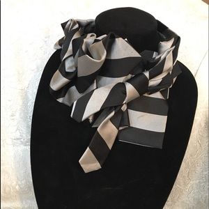 Lilian Asterfield women’s ruffled bow tie collar